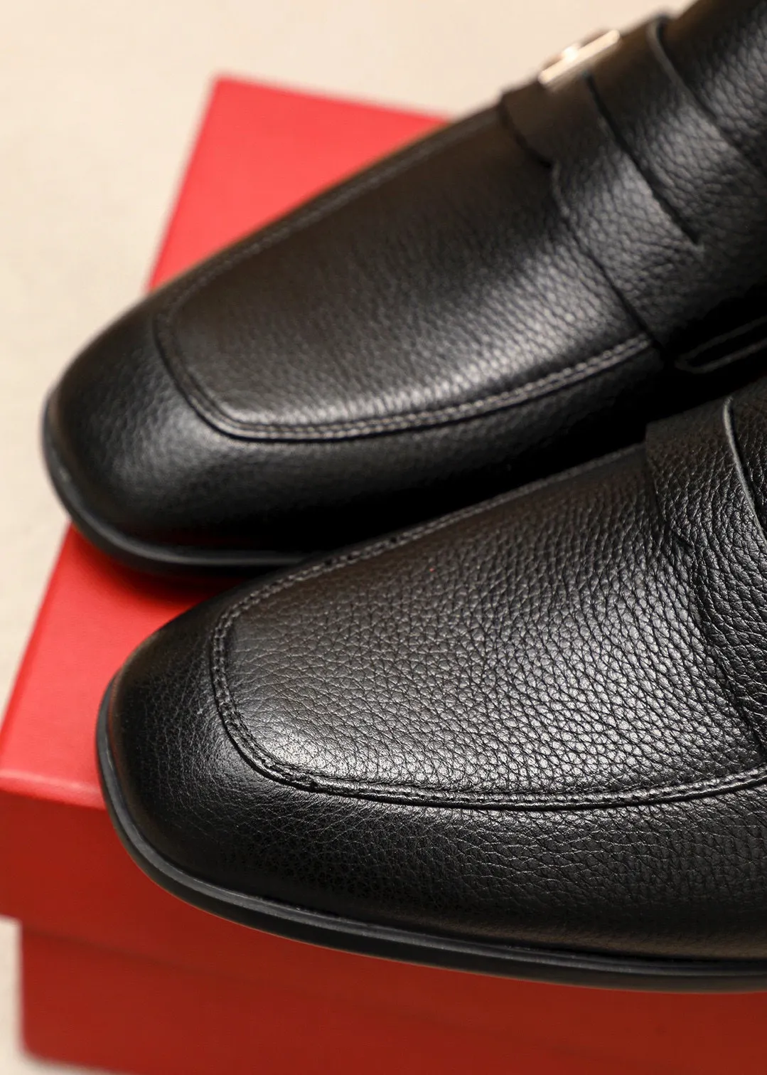 Men's shoes 💰480 💐 Product trademark: Ferragamo "Ferragamo" casual leather shoes Regular size: 38-44 (45🉑️customized) Product materials: Selected imported first-layer pebbled cowhide leather upper + luxury hardware buckle, imported water-dyed cow leather lining. Strong three-dimensional visual effect, original rubber outsole Color: 3⃣️seed leather materials available